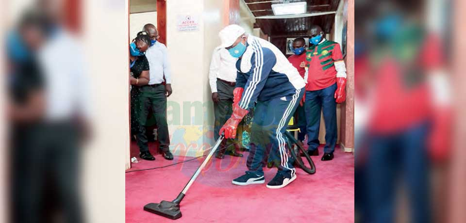 Le ministre Joseph LE a lancé la campagne d’hygiène et salubrité dans son département ministériel hier à Yaoundé. Le ministre Joseph LE a lancé la campagne d’hygiène et salubrité dans son département ministériel hier à Yaoundé.