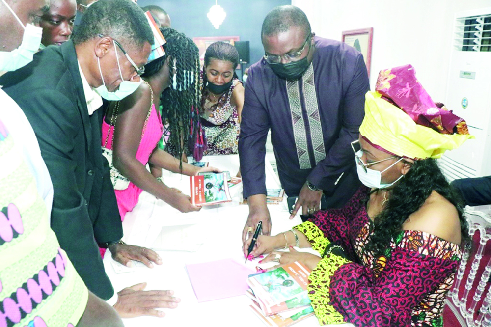 L’ouvrage de Véronique Rosette Ivaha Diboua, témoignage du passage du couple éprouvé pour cause d’affection au Coronavirus a été dédicacé le 25 novembre dernier à Douala. L’ouvrage de Véronique Rosette Ivaha Diboua, témoignage du passage du couple éprouvé pour cause d’affection au Coronavirus a été dédicacé le 25 novembre dernier à Douala.