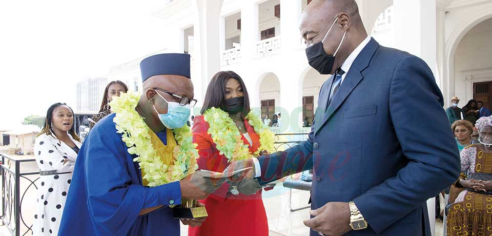 Vendredi à Yaoundé, Emy Dany Bassong et Rigobert Tamwa, dignes représentants du Cameroun, ont reçu les félicitations du ministre des Arts et de la Culture après leur sacre à Ouagadougou le 13 novembre dernier.