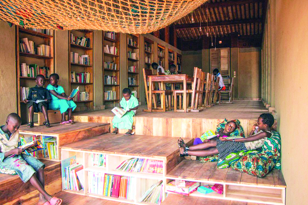 De nombreux acteurs de la société sont en quête de solutions pour reconnecter les jeunes à la lecture pour le loisir. De nombreux acteurs de la société sont en quête de solutions pour reconnecter les jeunes à la lecture pour le loisir.