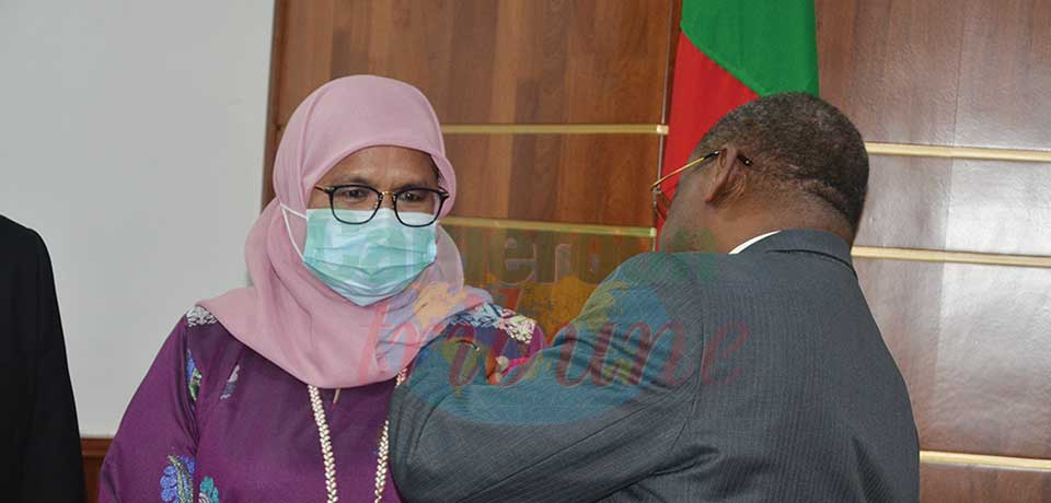 Prime Minister Joseph Dion Ngute on October 4, 2021 decorated Maimunah Mohd Sharif with the medal of the Grand Officer of the Order of Valour.