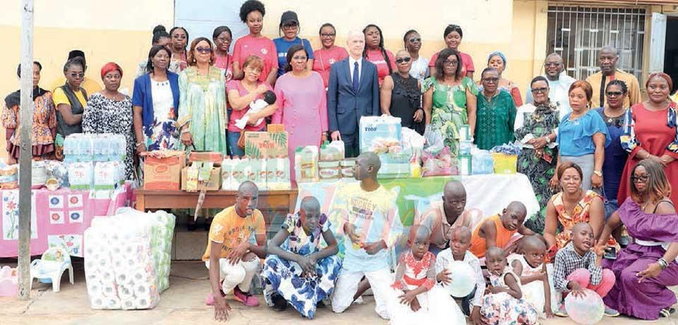 Samedi dernier, l’association des femmes des services de l’ambassade de France au Cameroun leurs ont remis des dons.