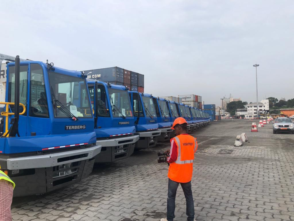 Terminal à conteneurs de Douala 20 tracteurs portuaires réceptionnés