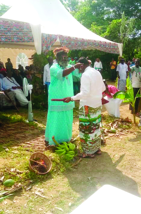 Une des phases de la caravane du Ngondo chez les Bakoko. Une des phases de la caravane du Ngondo chez les Bakoko.