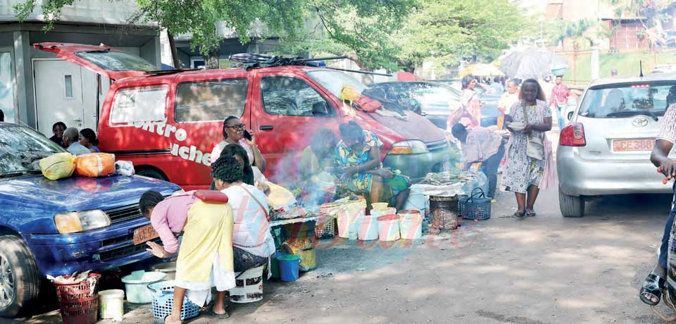 Autour des ministères: Commerce à ciel ouvert