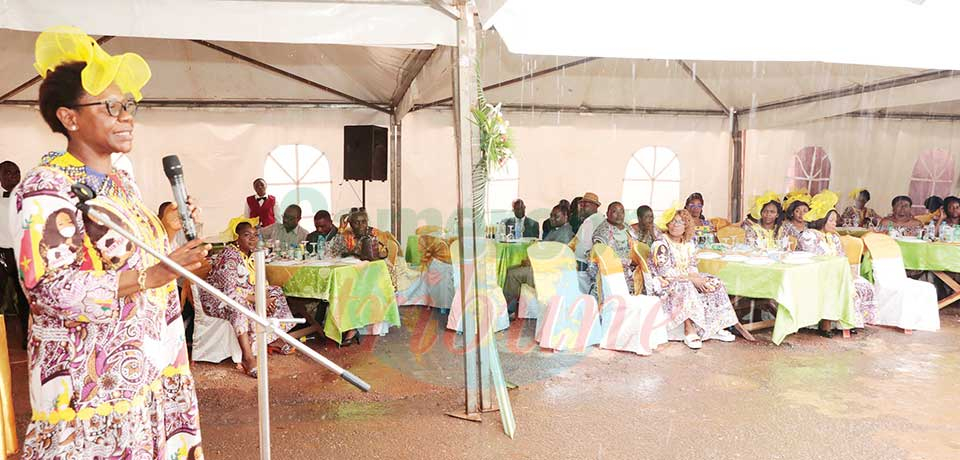 Un moment de communion entre les dames et le Dg, Marie-Claire Nnana.