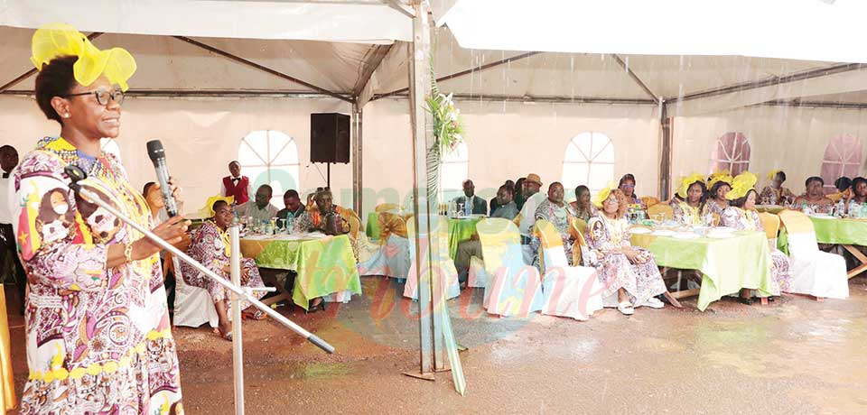 Un moment de communion entre les dames et le Dg, Marie-Claire Nnana. Un moment de communion entre les dames et le Dg, Marie-Claire Nnana.