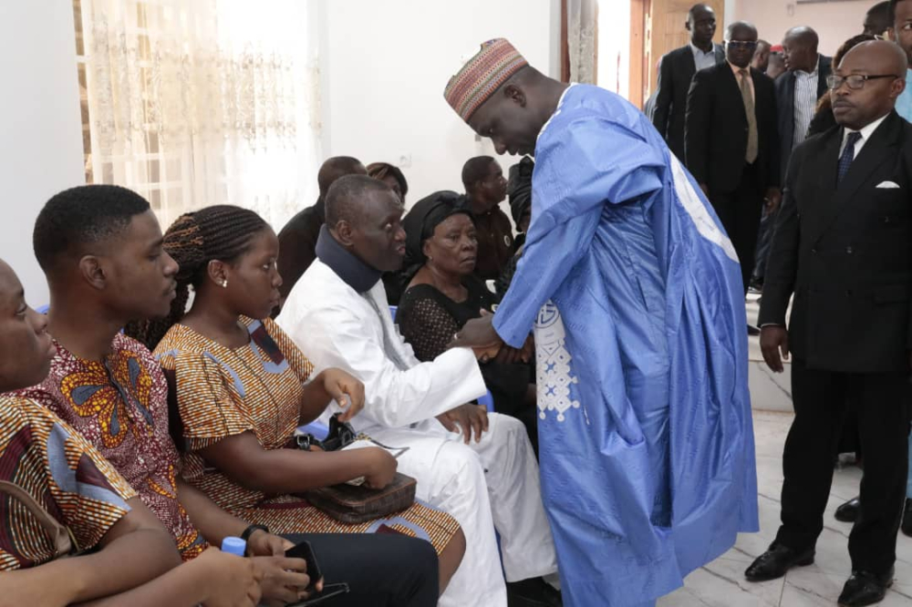 The Head of State's representative, Minister Alamine Ousmane Mey condoles with the bereaved family.