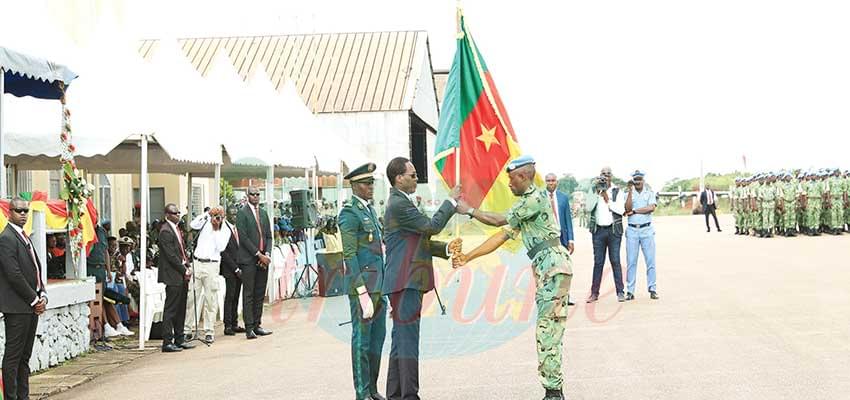 The Commander of the Cameroonian 5th Contingent to MINUSCA returning the flag.