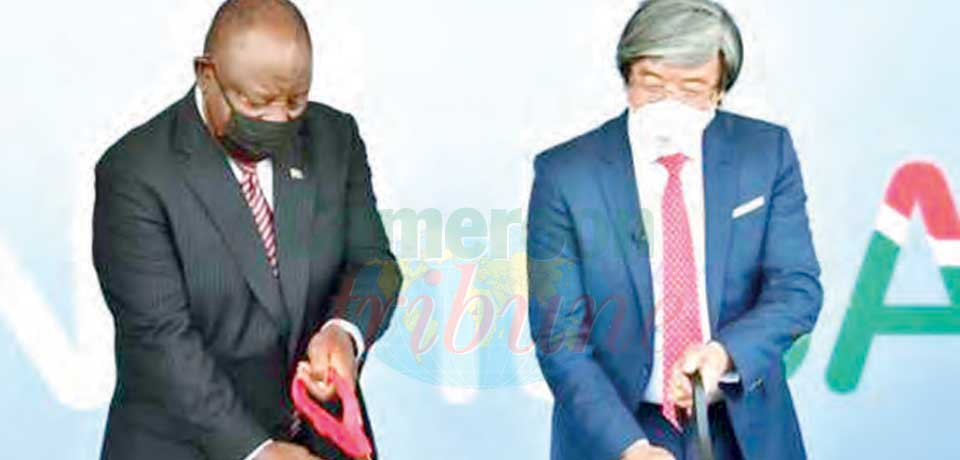 Coupure du ruban symbolique par Cyril Ramaphosa et Patrick Soon-Shiong.