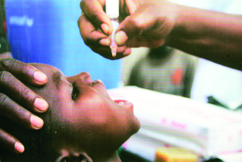La vaccination est le moyen le plus sûr pour barrer la voie à la poliomyélite. La vaccination est le moyen le plus sûr pour barrer la voie à la poliomyélite.