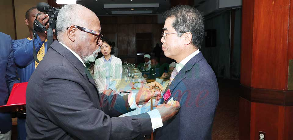 Arrivé en fin de séjour, Kim Jonghan a été fait grand Officier de l'ordre national de la valeur, au cours d'un dîner d'Etat offert au nom du président de la République, par le ministre des Relations extérieures, Lejeune Mbella Mbella, lundi dernier.