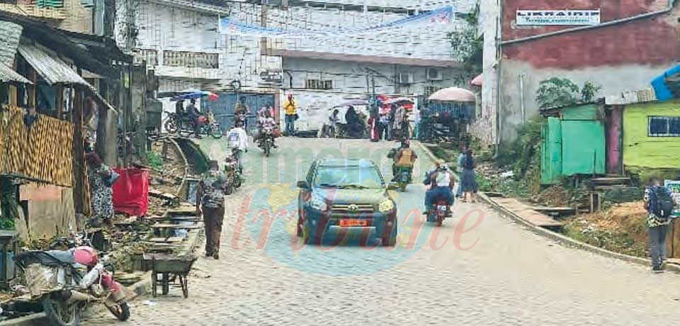 Douala: La réhabilitation des routes fait son chemin Douala: La réhabilitation des routes fait son chemin