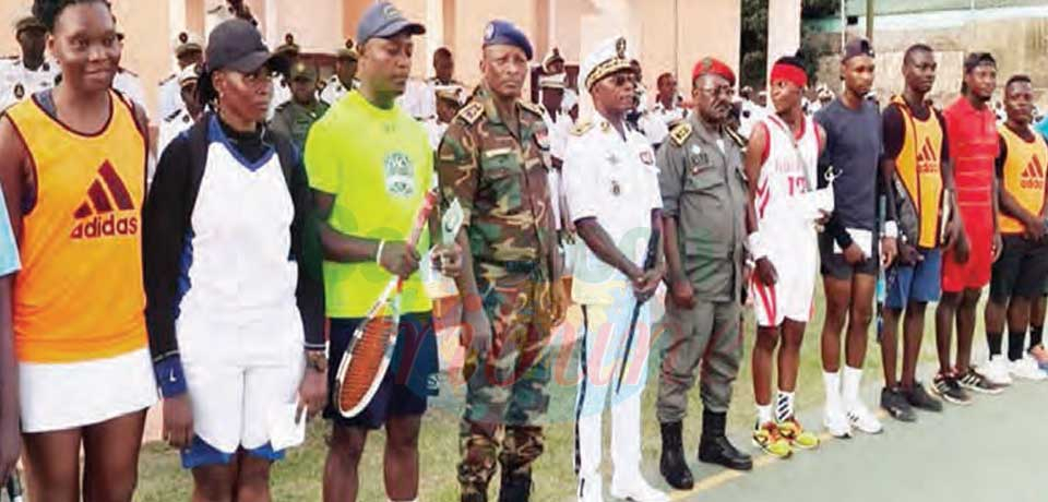 Marine nationale : Jean Mendoua en visite à Douala