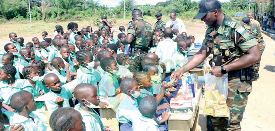 Manoka : le BIR offre du matériel à une école