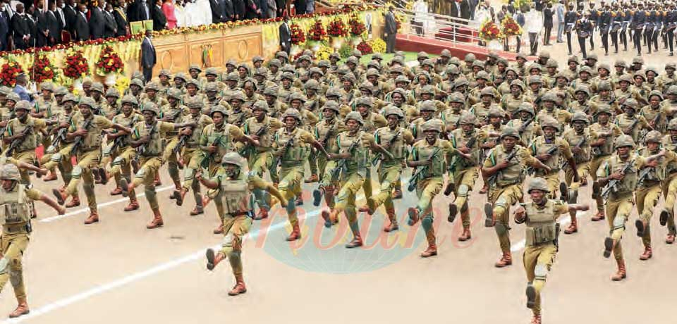 Défilé des troupes à pied : avec honneur et discipline