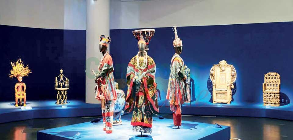 En ouverture de la saison culturelle du Cameroun à Paris organisée par le programme « Route des chefferies », une expo a dévoilé le 5 avril dernier un pan du riche patrimoine national. En ouverture de la saison culturelle du Cameroun à Paris organisée par le programme « Route des chefferies », une expo a dévoilé le 5 avril dernier un pan du riche patrimoine national.