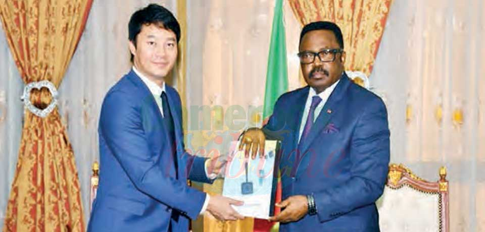 Minister Felix Mbayu received the equipment from the Deputy General Manager of HUAWEI for CEMAC, Sunwei Jean on November 15, 2022.