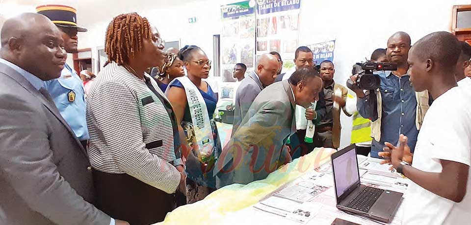 Le Minesup visitant l’un des stands d’exposition ce 18 juin à Douala. Le Minesup visitant l’un des stands d’exposition ce 18 juin à Douala.
