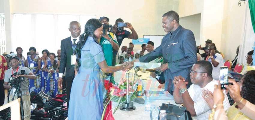 Remise d’une bourse.