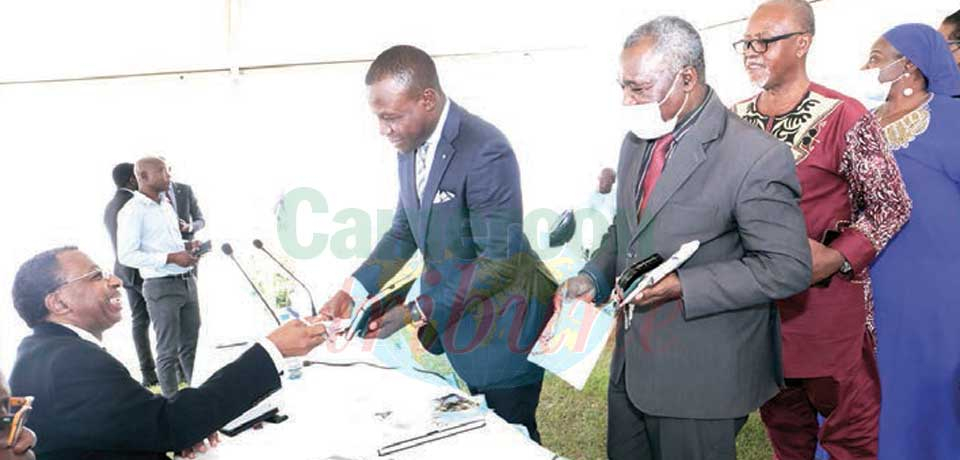 L’ouvrage du Pr. Jean E. Pondi, « Comprendre l’impact des Lions indomptables du Cameroun dans la géopolitique du football mondial » dédicacé hier à Yaoundé.