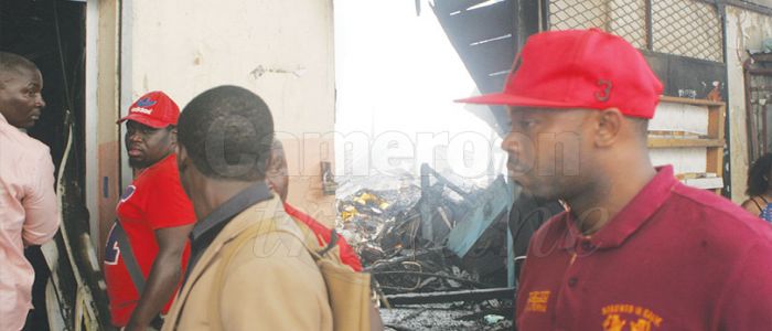 Yaoundé: 16 boutiques parties en fumée Yaoundé: 16 boutiques parties en fumée