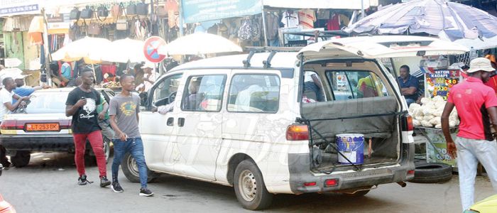 Le combat permanent; transport clandestin