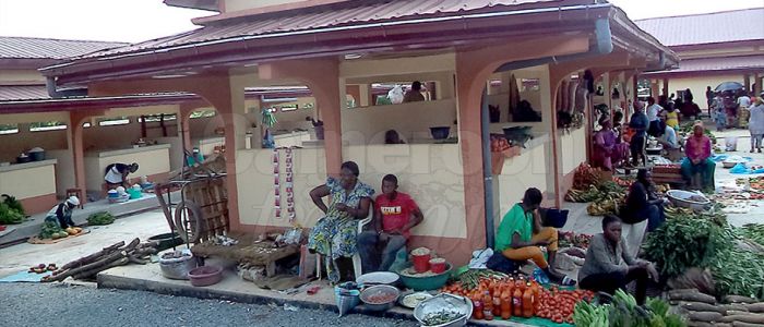Marché moderne de Bertoua; les commerçants s’installent