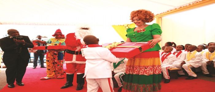 Arbre de Noël: pluie de cadeaux aux Coccinelles