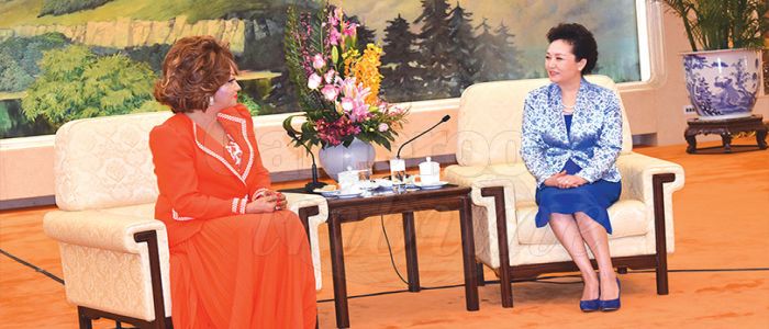 Chantal Biya – Peng Liyuan: la lutte contre le Sida en commun Chantal Biya – Peng Liyuan: la lutte contre le Sida en commun