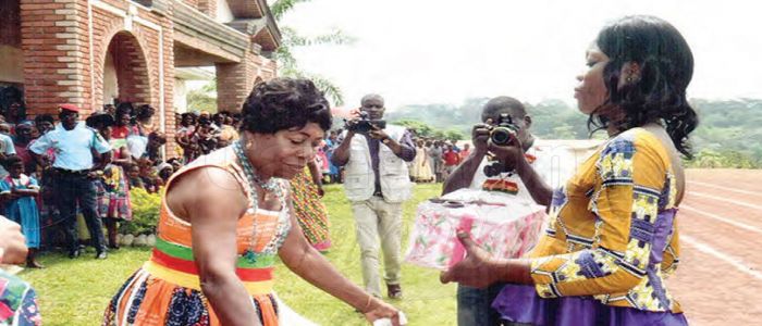 Centre: la femme célébrée à Bikok Centre: la femme célébrée à Bikok