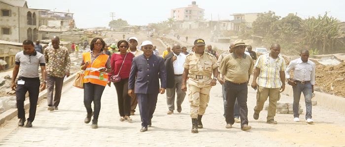 Des pavés sur le boulevard de la République à Douala Des pavés sur le boulevard de la République à Douala
