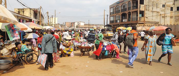 Le commerce se fait sur la route au marché de Mvog Atangana Mballa