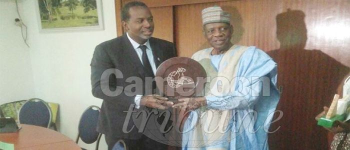 Golf: Issa Hayatou encourage la fédération Golf: Issa Hayatou encourage la fédération